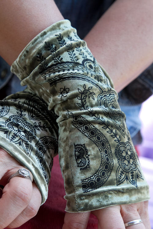 Polonova Longer Mehndi Hearts Arm Warmers