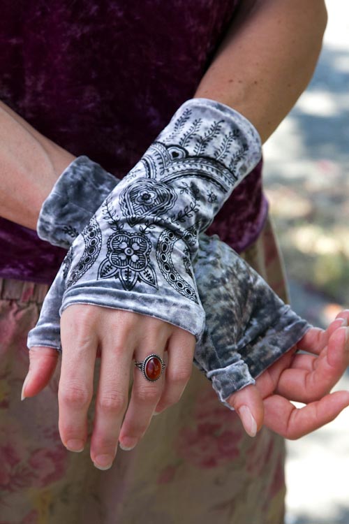 Polonova Longer Mehndi Hearts Arm Warmers